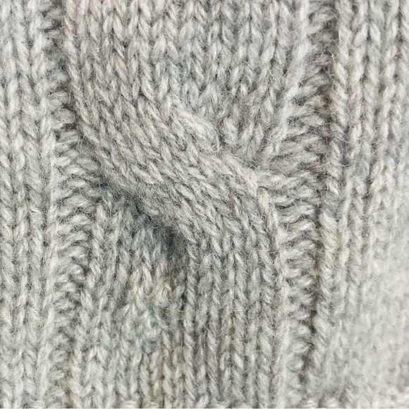 Brunello Cucinelli classic gray cashmere cable knit crew neck sweater. Medium - Picture 7 of 8